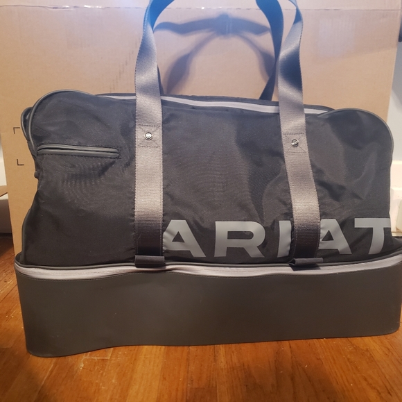 Ariat Handbags - Ariat Grip Bag